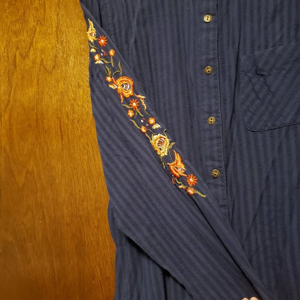 Sonoma button up with embroidered sleeves - Picture 4 of 4